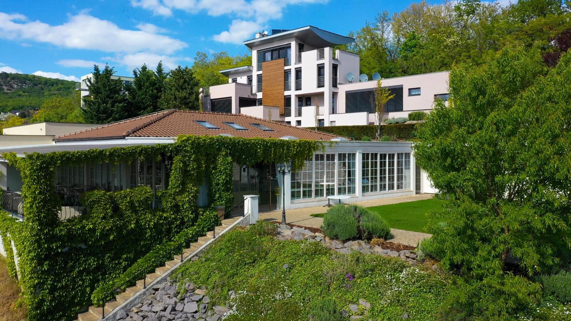 Hotel Zlaty Klucik - Golden Key With Luxury Spa Nitra Exterior foto